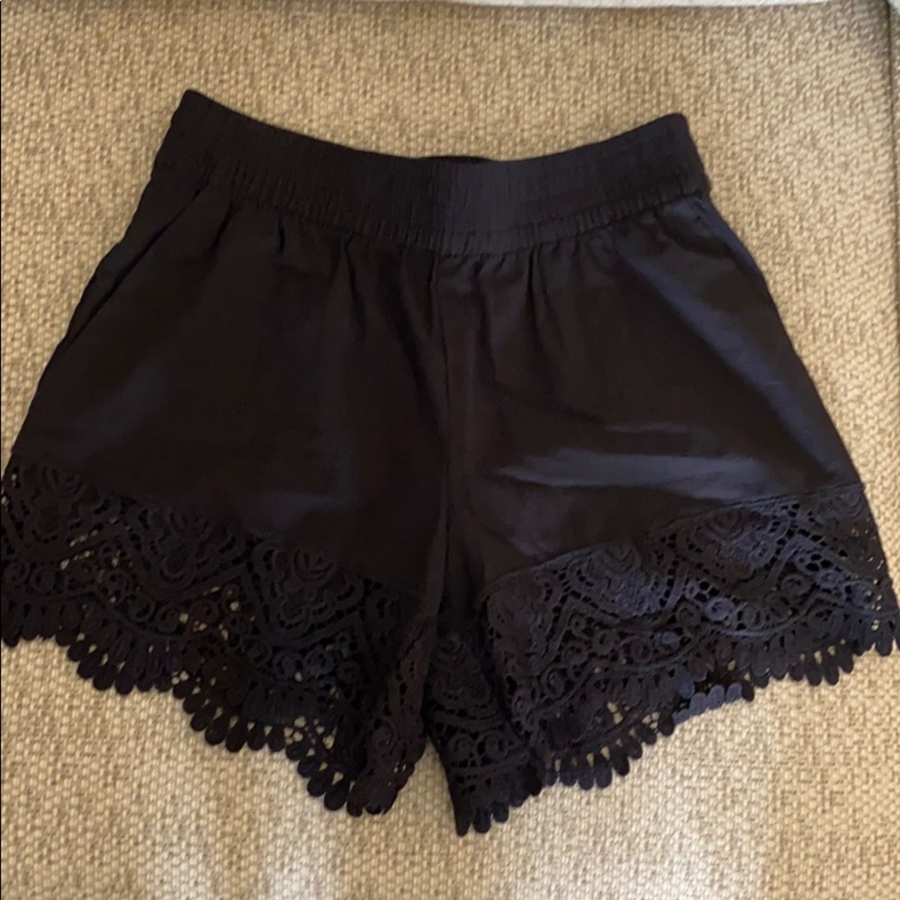 Black shorts with pockets and lace embroidery